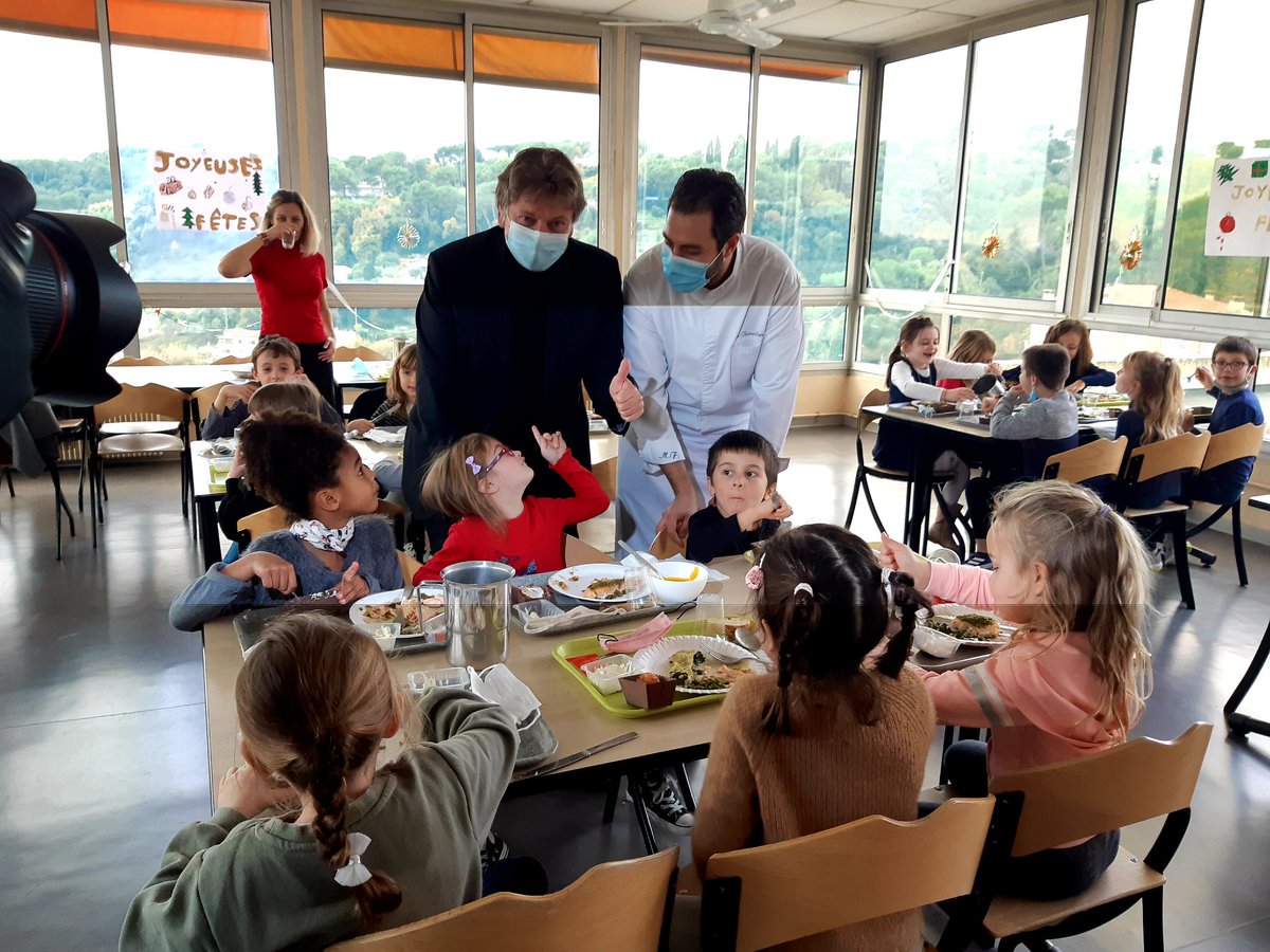 JPDERMIT's tweet image. Noël gastronomique aujourd'hui au menu des écoles et des crèches de Biot ainsi que pour nos seniors ! Bravo à Michael Fulci, chef étoilé du restaurant Les Terraillers et son second, Emilien Brietz qui ont coaché les équipes de restauration scolaire pour offrir un délicieux repas
