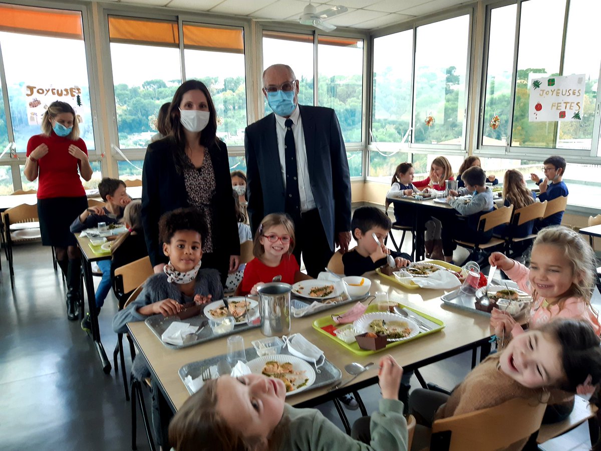 JPDERMIT's tweet image. Noël gastronomique aujourd'hui au menu des écoles et des crèches de Biot ainsi que pour nos seniors ! Bravo à Michael Fulci, chef étoilé du restaurant Les Terraillers et son second, Emilien Brietz qui ont coaché les équipes de restauration scolaire pour offrir un délicieux repas