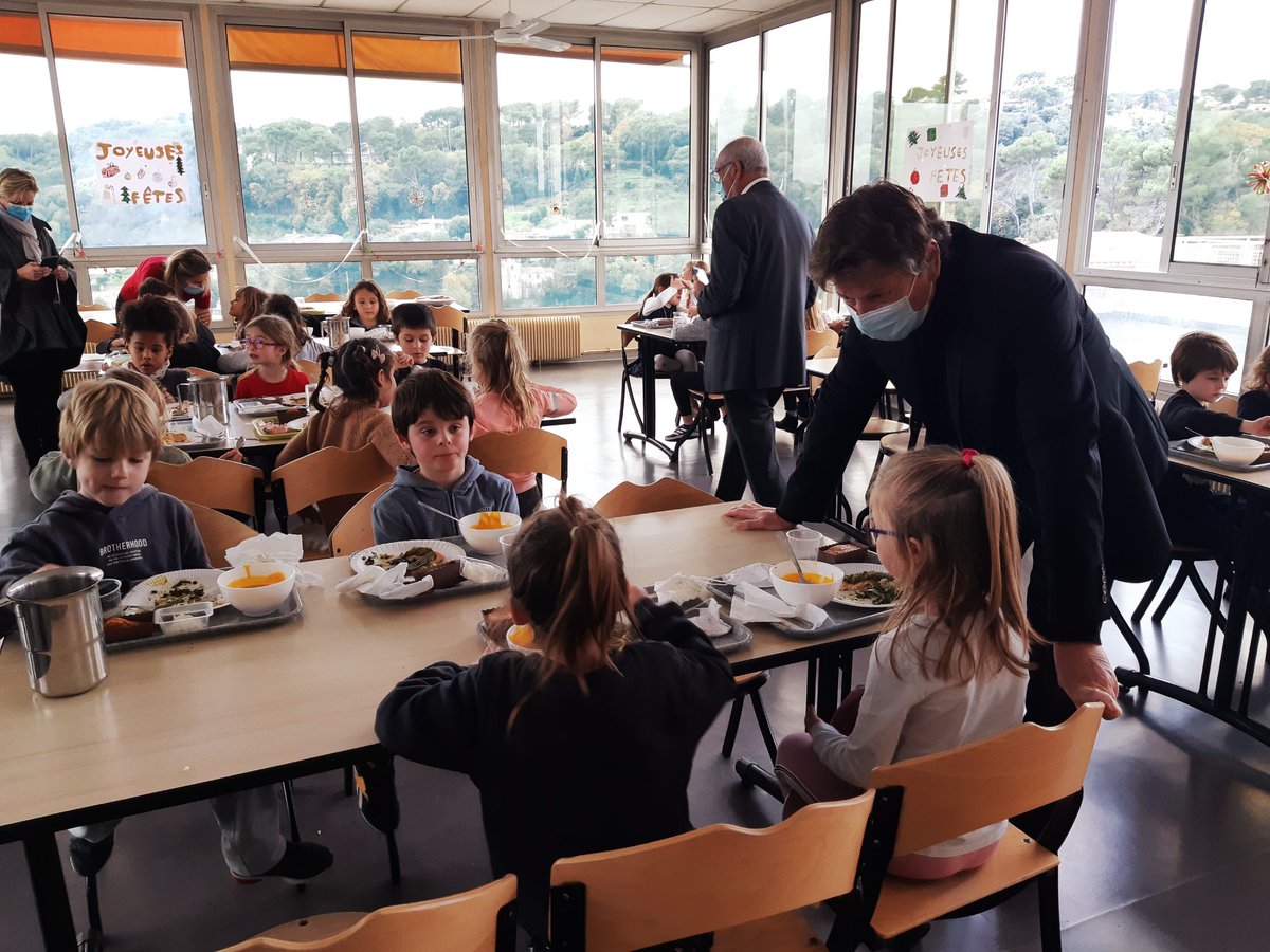 Noël gastronomique aujourd'hui au menu des écoles et des crèches de Biot ainsi que pour nos seniors ! Bravo à Michael Fulci, chef étoilé du restaurant Les Terraillers et son second, Emilien Brietz qui ont coaché les équipes de restauration scolaire pour offrir un délicieux repas