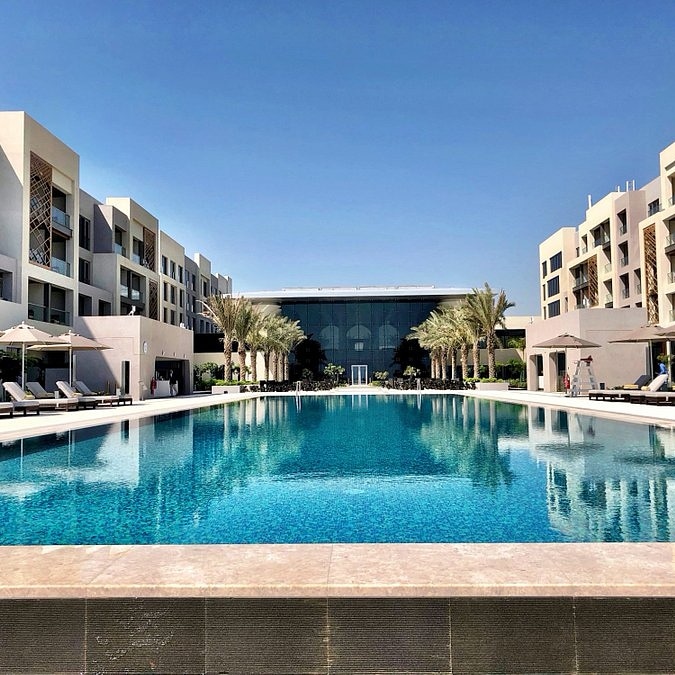 Kempinski Hotel Muscat

 يصنف هذا الفندق كأفضل فندق في مسقط وهو فندق 5نجوم والذي يقع داخل مجتمع الموج الساحلي،يتكون هذا الفندق من 310غرفة وجناح وهو وجهة سياحية مذهلة للزائر.