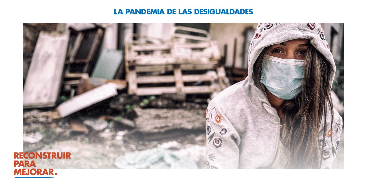 mujer con ruinas de fondo