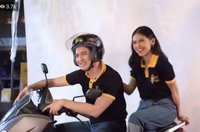 leyah_q's tweet photo. That #ALDUB magic...that undeniable chemistry.😌

Will always be an ALDUB fan.😉

#AldenxMaineKakatokNa https://t.co/tnkBqe3D74