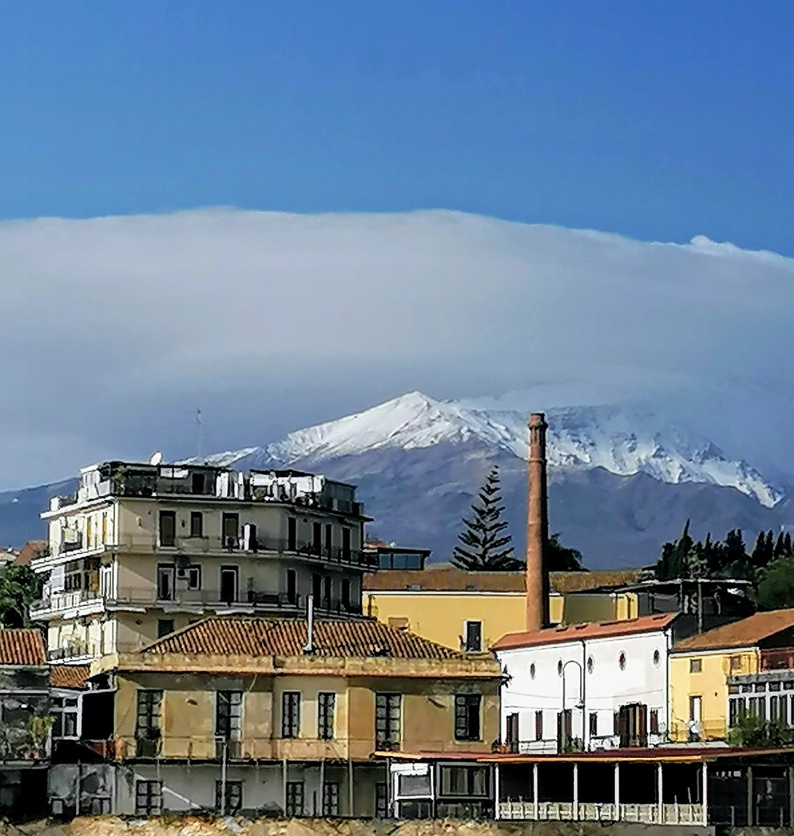 Etna behind the scenes.

🌍 Capo Mulini
📷 by @trailsofsicily
📅 December 2020
🇬🇧 trailsofsicily.com
🇵🇱 szlakamisycylii.pl 
#️⃣ #trailsofsicily
#️⃣ #szlakamisycylli
🔵 Facebook.com/trailsofsicily

#etna #capomulini #catania #sicilytourism #siciliamuri #sycylia #katania