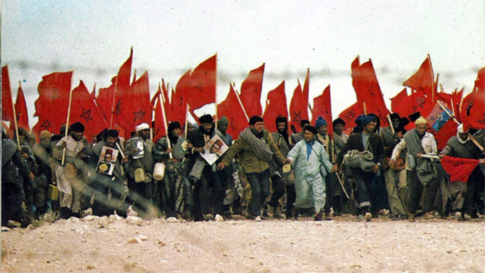 (24) Hassan II quiso entender que el dictamen aceptaba su reclamación y comenzó la Marcha Verde, financiada por Arabia Saudita y aprobada por Kissinger ya en agosto pasado. Según la propaganda marroquí, eran 300.000 saharauis (eran 50.000 civiles que acudieron de todo Marruecos).