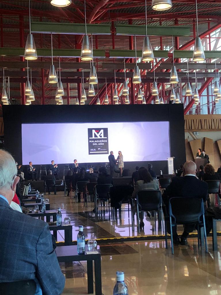 GrupoPenarroya's tweet photo. Gracias a todos los que formáis parte de este proyecto y habéis hecho posible que recibamos el #premio #MalagueñosDelAño de #Turismo que otorga @DiarioSUR en una mañana muy emotiva para toda la familia Peñarroya🤗
#Málaga #empresafamiliar #RSE #somosHoliday @Holiday_World https://t.co/LmYZHI2LK3