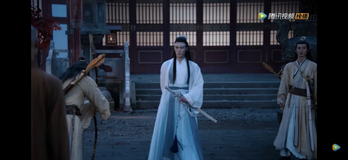 he has his sword, he is being treated with great deference, he is being bowed to very deeply, like when he comes into the scene, there is this entire RIPPLING where everybody in his eyeline in the courtyard bows and murmurs Zewu-Junbut he can’t draw his sword, he can’t escape