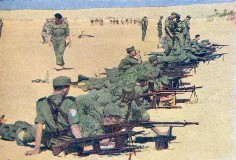 (26) Las tropas españolas estaban sometidas a gran tensión: el ejército marroquí, mediante el sembrado de minas, había provocado la muerte de varios militares españoles. Varios mandos, incluyendo alguno de la Legión, propusieron a la desesperada una alianza con el Polisario.