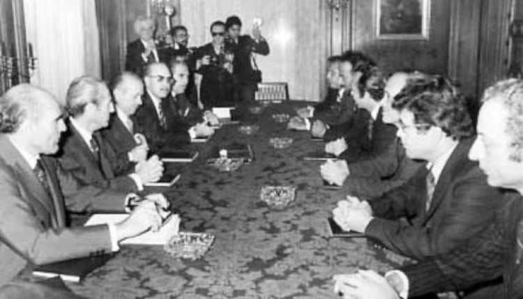 (28) El 14 de noviembre, España, en los Acuerdos de Madrid, traspasaba sus competencias en el Sáhara a Marruecos y Mauritania. En el mes de diciembre, el ejército marroquí entró en El Aaiún, arrestando a más de 600 saharauis, y la aviación bombardeó a los refugiados que huían.