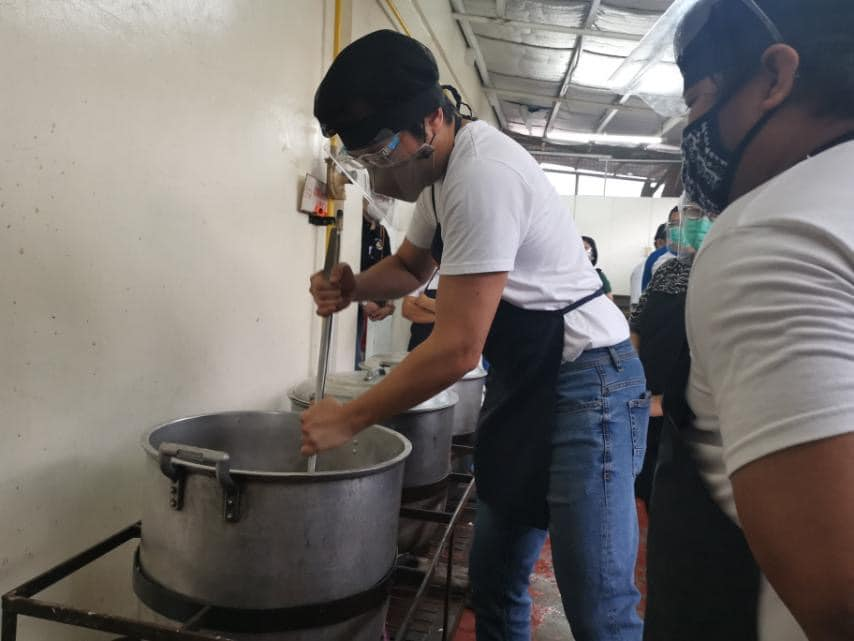 GawadKalingaHQ's tweet photo. #MillionMiracles #BeAHungerWarrior #GoodbyeGutom: Maraming salamat, Cabinet Secretary Karlo Nograles, for championing the fight against hunger. Hunger ends where caring begins! 🧡🍽💛

Full story: https://t.co/xDLo4fygsu https://t.co/yCQqFEywlk