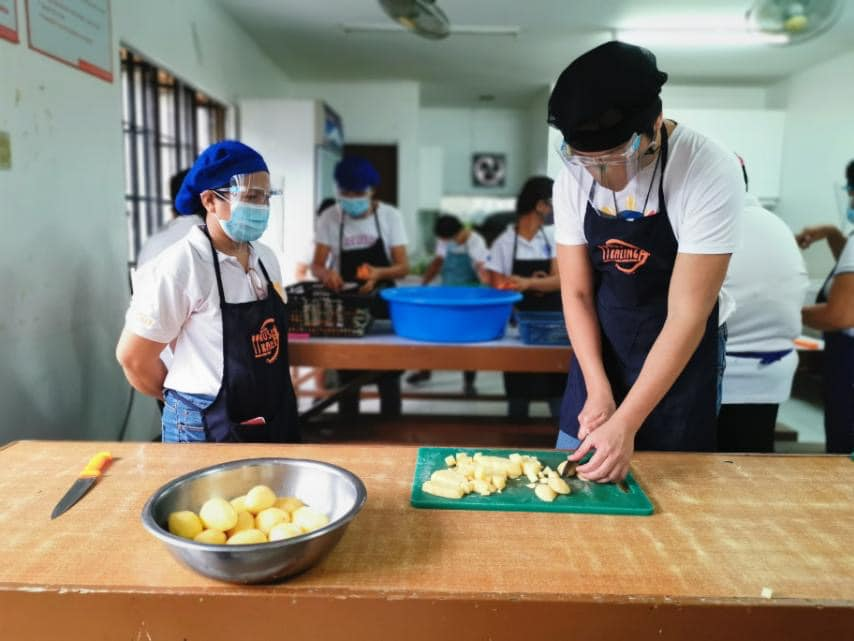 GawadKalingaHQ's tweet photo. #MillionMiracles #BeAHungerWarrior #GoodbyeGutom: Maraming salamat, Cabinet Secretary Karlo Nograles, for championing the fight against hunger. Hunger ends where caring begins! 🧡🍽💛

Full story: https://t.co/xDLo4fygsu https://t.co/yCQqFEywlk