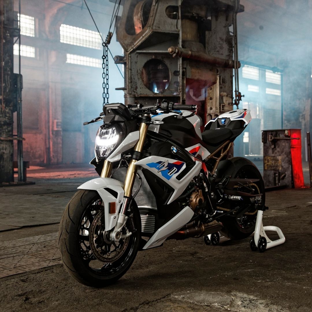 #BMWS1000R: la imagen emotiva de una #roadster combinada con la dinámica de conducción de las #superdeportivas. ¿Te atreves?