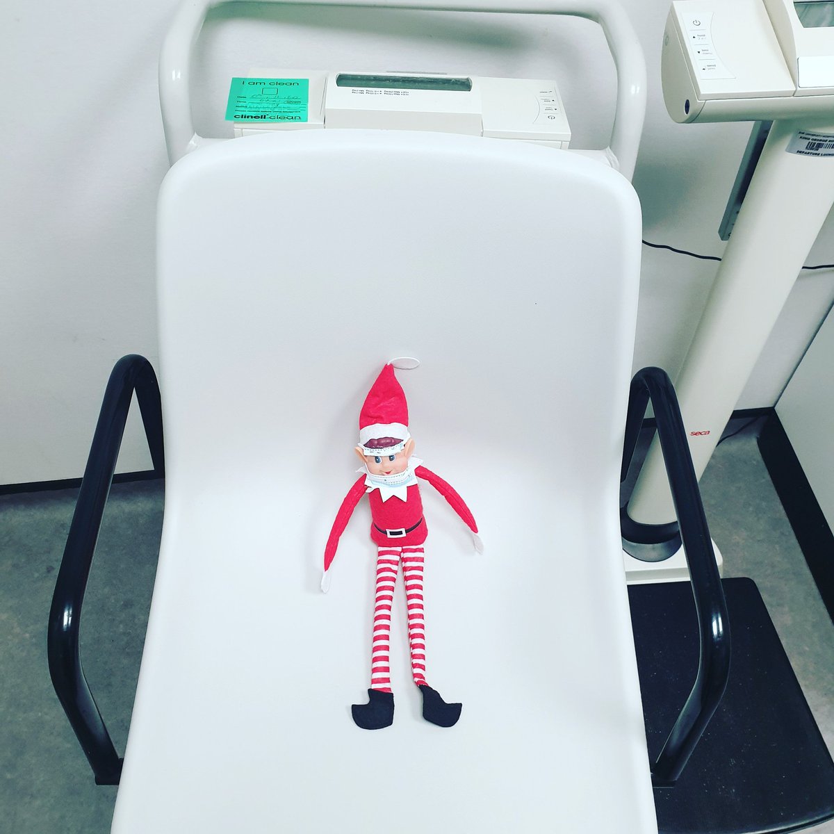 So george had his weight taken today. It was just like sitting on a chair. 
#kinggeorgeschildrensed #elfontheshelf #playmatters #christmas <a href="/PlayinNHS/">ⓅⓁⒶⓎ ⓈⓅⒺⒸⒾⒶⓁⒾⓈⓉ 🌈💙</a> <a href="/CED_BHRUT/">BHRUT Children’s ED 💙</a>