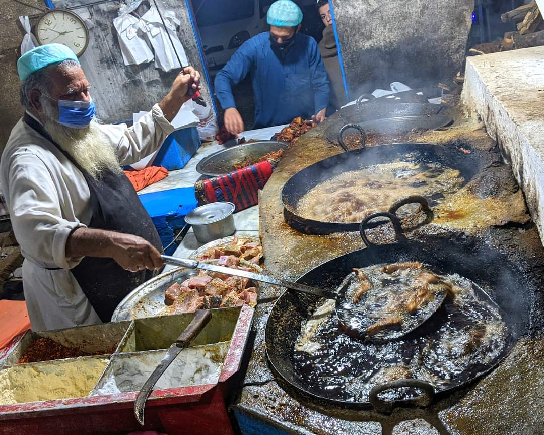 PeshawarX's tweet photo. Shoaib Machli Farosh, Ring Road Peshawar.
#ShoaibMachliFarosh #CrispyFriedFish #PeshawariFishFry #ShoaibFish #PeshawarStreetFood
Video: https://t.co/94HaCoDkBY https://t.co/kDi7E6Y9bK