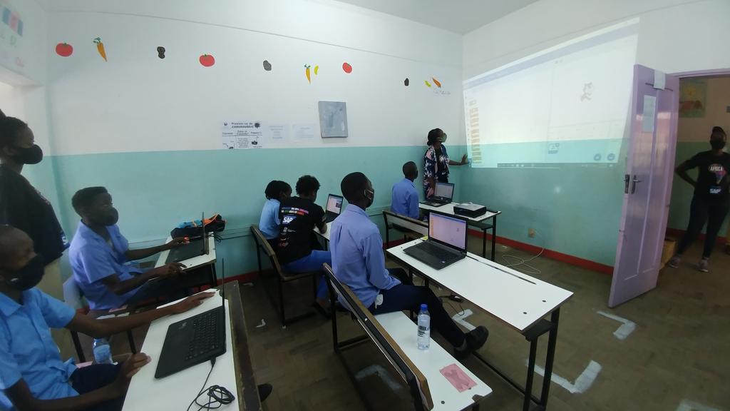 AfricacodeweekM's tweet image. Estamos neste momento a dar uma formação de Scratch aos alunos da Escola Especial nº 2 em Maputo

#ACW2020 #ACW #MOZAMBIQUE