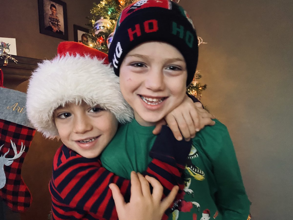 Getting in the #christmasspirit today <a href="/GAGDSBN/">Glynn A Green Public School</a> in support of <a href="/PelhamCares/">Pelham Cares</a> 🎄🎅🏼 #festivehatday