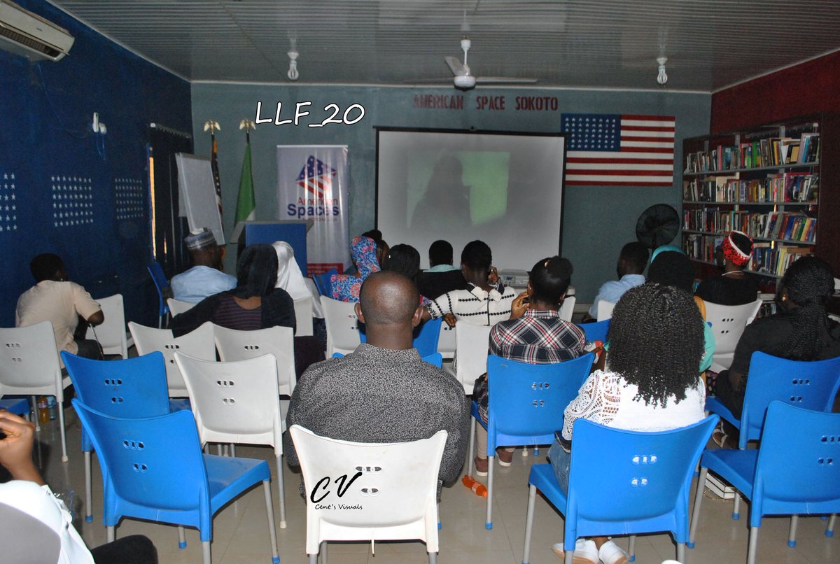 booko_clock's tweet photo. Last weekend at Love, Literature and Film (#LLF20), we hosted art enthusiasts in Sokoto to a book reading and film screening and afterward had a heated debate about books and their adaptations.
Here is a glimpse at what went down.
#Thread
Photo credit: Cent's Visuals. https://t.co/EvswKcKguS