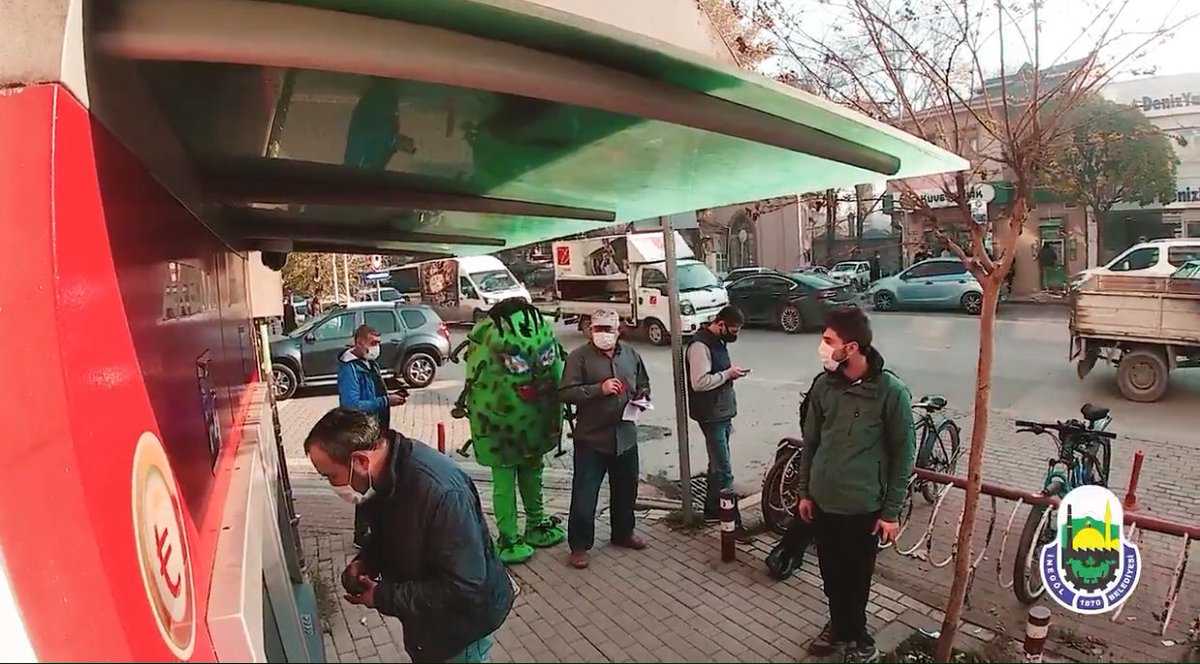 solcugazete's tweet photo. Virüs kostümü giyen İnegöl Belediyesi personeli, cadde ve sokaklarda yurttaşlara uyarılar yaptı; https://t.co/DOnC1WJ7N8