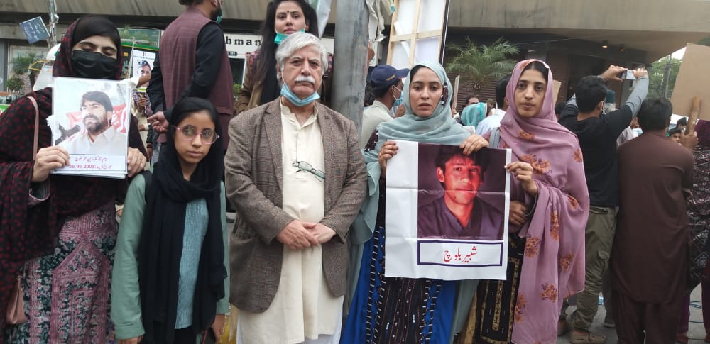SeemaBalochh's tweet photo. میرے بھائی کے جبری گُمشدگی کو آج 1526 دن ہوئے ہیں لیکن ہمیں ابھی تک یہ بھی نہیں بتایا گیاہے کہ وہ زندہ ہیں کہ نہیں۔ میں ایک مرتبہ پھر حکمرانوں سے اپیل کرتی ہوں کہ میرے بھائی جلد بازیاب کریں۔
#HumanRightsDay
@jam_kamal @ShireenMazari1 @ImranKhanPTI @OfficialDGISPR @MeerLangau https://t.co/L1u9BzruMG