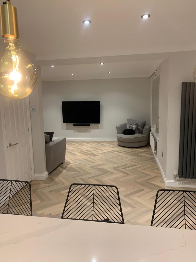 MattersSw's tweet image. #Karndea Art Select in Mountain Oak was recently installed in this lovely private residence in Newton Abbot, #Devon.  Small planks were laid in a herringbone pattern throughout the ground floor of the house to stunning effect. 
#flooring #lvt #interiordesign @karndeanUK