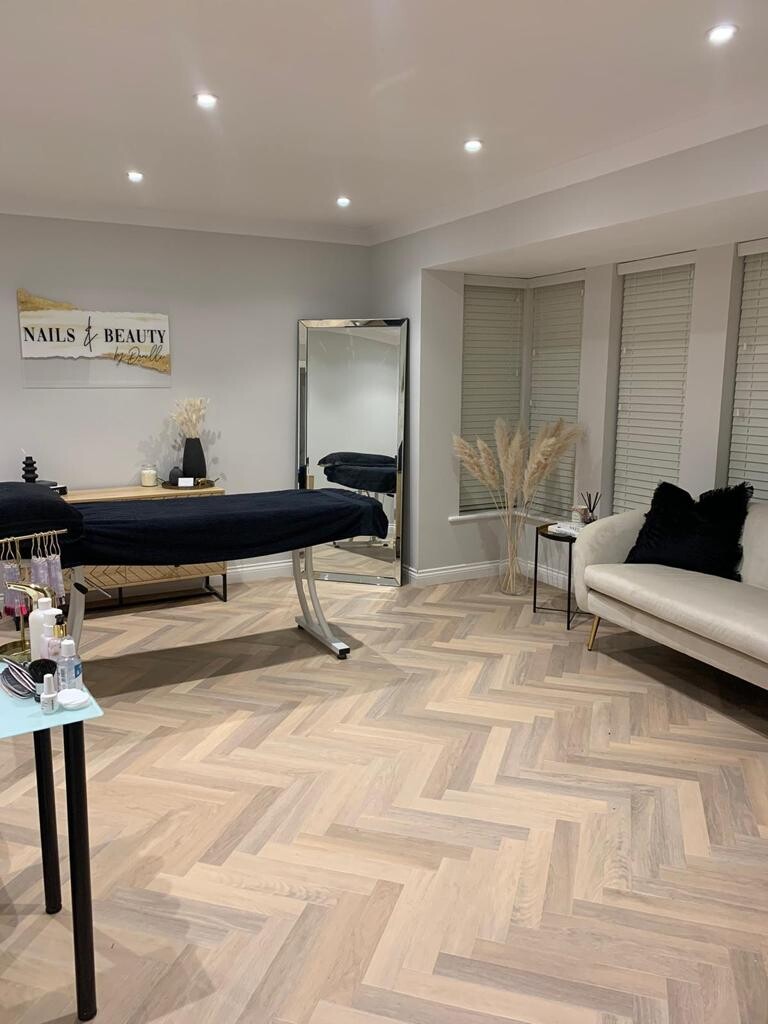 MattersSw's tweet image. #Karndea Art Select in Mountain Oak was recently installed in this lovely private residence in Newton Abbot, #Devon.  Small planks were laid in a herringbone pattern throughout the ground floor of the house to stunning effect. 
#flooring #lvt #interiordesign @karndeanUK