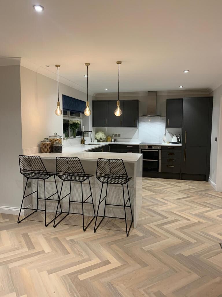 MattersSw's tweet image. #Karndea Art Select in Mountain Oak was recently installed in this lovely private residence in Newton Abbot, #Devon.  Small planks were laid in a herringbone pattern throughout the ground floor of the house to stunning effect. 
#flooring #lvt #interiordesign @karndeanUK