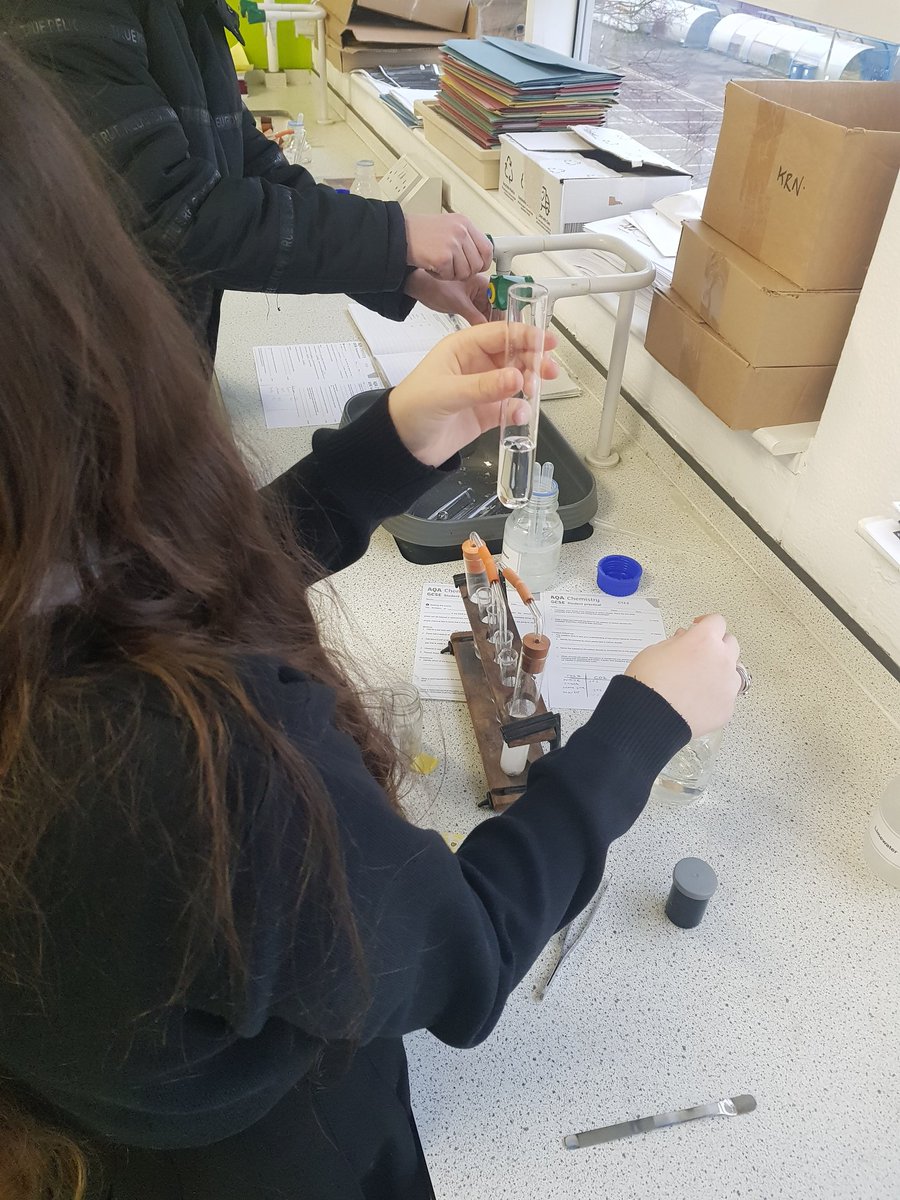 Year Eleven learners <a href="/MagnaCartaSch/">Magna Carta School</a> were busy testing  rock samples to see if they were carbonates, &amp; others were investigating then effect of surface area on rates of reaction.👨‍🔬👩‍🔬👩‍🔬👨‍🔬 @TimSmithCEO @TLatTMCS <a href="/JanzanKathy/">Dr Kathy Janzan</a> #Science #Scientists #sciencetwitter <a href="/WRBdB/">Mr BdB</a> <a href="/BDB_Science/">BDB Science</a>