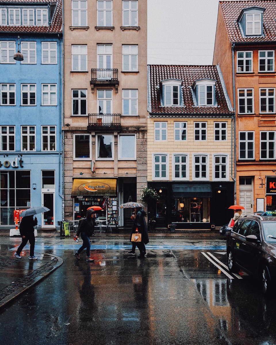 Even a rainy day can't stop the coloured houses from brightening up the city☔✨ 📷: Morten Nordstrøm
