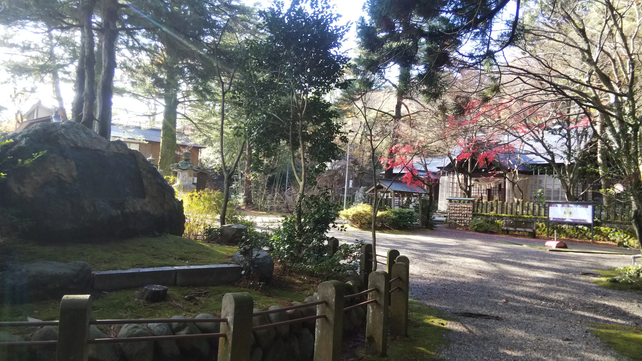 はるポピー 春日山神社はお守りや絵馬が無人販売所のように置いてあって少し驚きました ロ ノ ノ 書き置きの御朱印も置いてあったので無事にいただきました 千円札にくずしておいて良かった