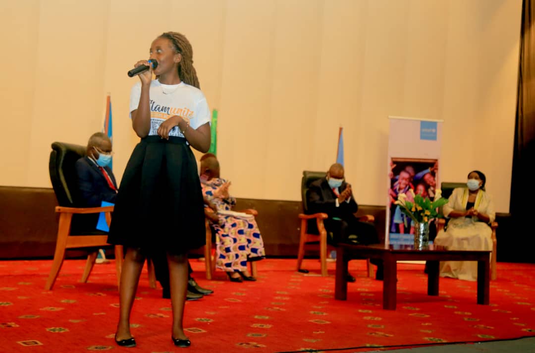 Mariusca3's tweet photo. Quand l'éducation se fait chair, aucune tempête ne peut faire vaciller notre postérité.En image,une participante de nos ateliers #SLAMUNITE en prestation devant l'@UNICEFcongoBZV 
#Slamunité #slam #Slamourail #Slameuse #Congo #artist #Atelierecriture #poesie  #Mariusca #citation https://t.co/MWK7ZgIUwF