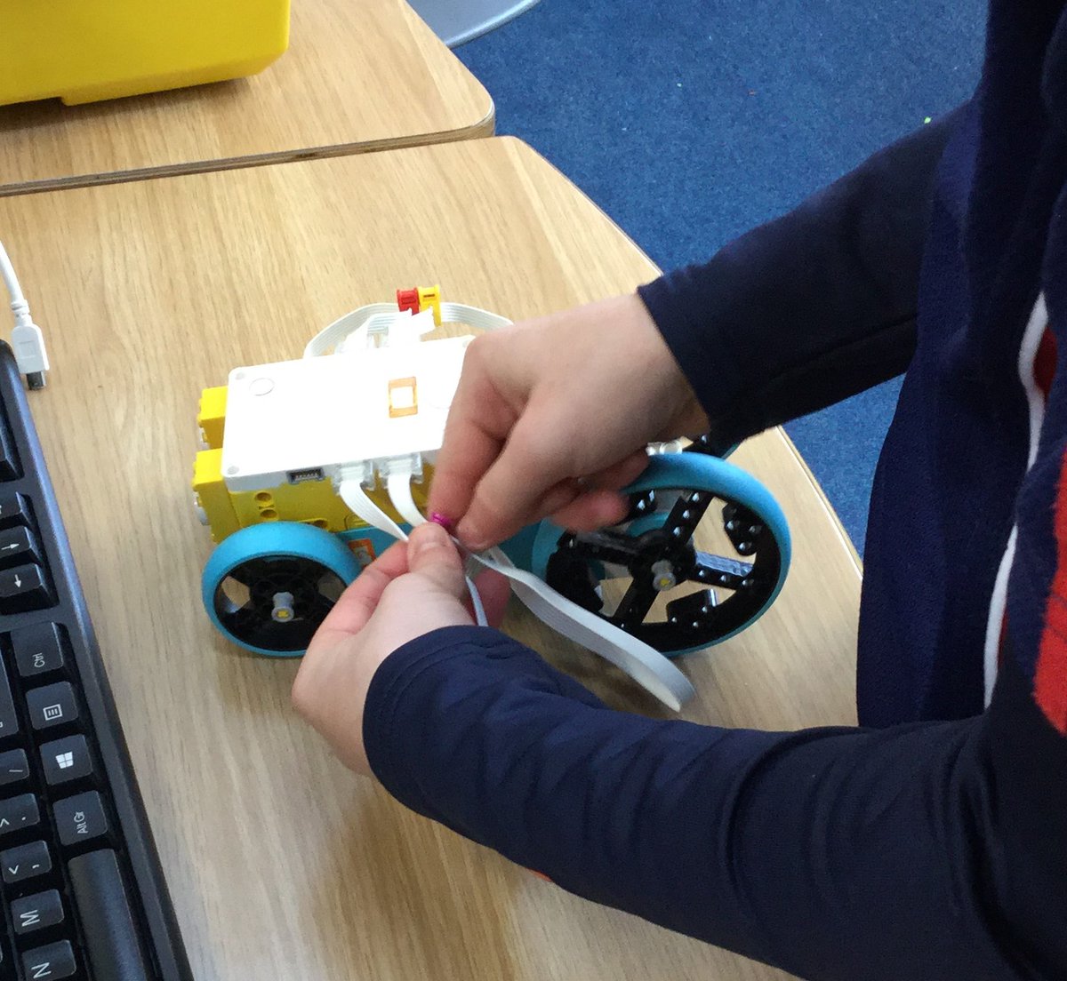 TechnologyDHS's tweet image. It was the last #CodingAndRoboticsClub session before the #Christmas break yesterday!  Year 7 and 8 enjoyed testing out their #programming skills using #Lego #SpikePrime. They had to make a 4x4 drive vehicle. #coding #WeLoveCoding #robotics