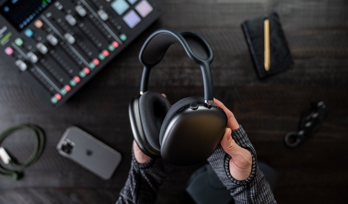 ijustine's tweet photo. 🎧🎶🏴‍☠️🖤 https://t.co/TiVNC0ZUkf