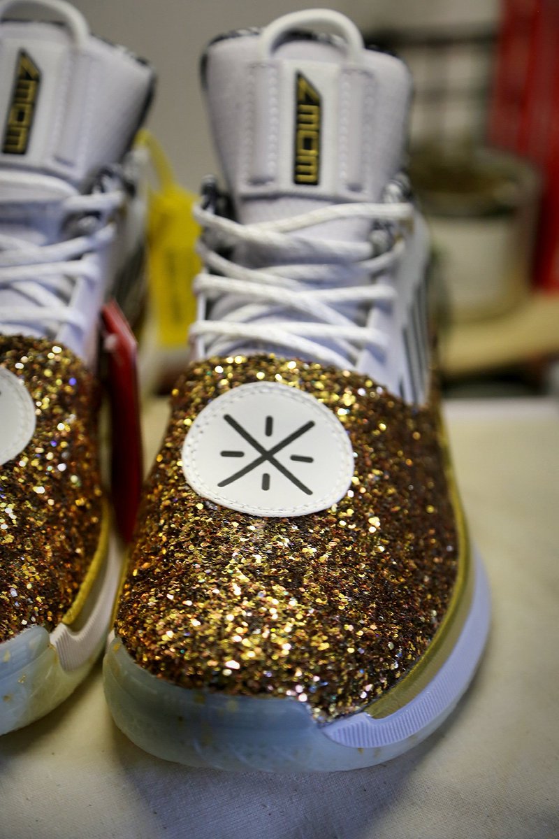yvIfNYlFeP8XrXp's tweet photo. LiNing WOW7 ONE LAST DANCE✨The first time I saw this pair of shoes,I was attracted!👀🤩The golden light is so beautiful✨✨✨As brilliant as Dwyane Wade career👑 #LiNing #DWade #wow7 #sneakerhead #sneakers https://t.co/3nhCftZydV