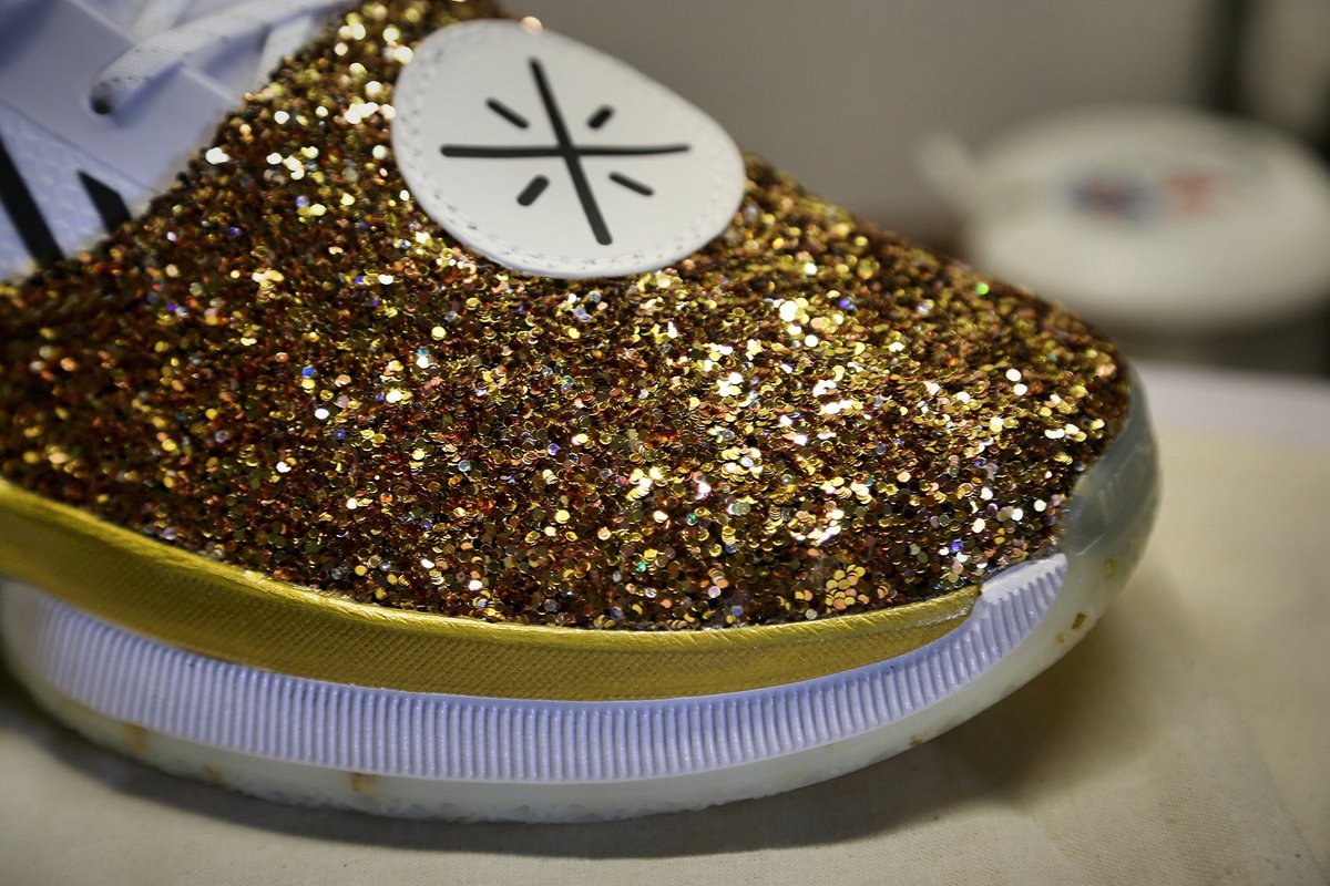 yvIfNYlFeP8XrXp's tweet photo. LiNing WOW7 ONE LAST DANCE✨The first time I saw this pair of shoes,I was attracted!👀🤩The golden light is so beautiful✨✨✨As brilliant as Dwyane Wade career👑 #LiNing #DWade #wow7 #sneakerhead #sneakers https://t.co/3nhCftZydV