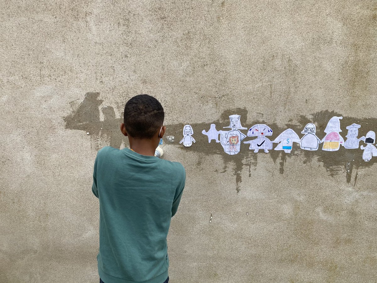 ClgFLandreau's tweet photo. 1er collage de Botero pop au @ClgFLandreau . Les 1ères réalisations d’élèves s’affichent sur le mur d’entrée du collège @LoMoPs . Une jolie frise se dessine @Angers @Maine_et_Loire @acnantes @letroismats https://t.co/07BVyx0ZLp