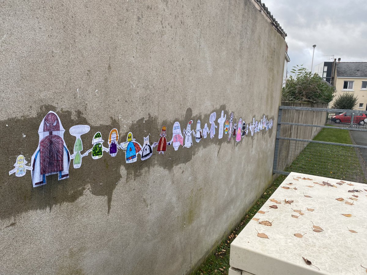 ClgFLandreau's tweet photo. 1er collage de Botero pop au @ClgFLandreau . Les 1ères réalisations d’élèves s’affichent sur le mur d’entrée du collège @LoMoPs . Une jolie frise se dessine @Angers @Maine_et_Loire @acnantes @letroismats https://t.co/07BVyx0ZLp