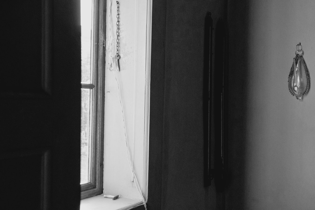 ES GEHT VORÜBER,
EH ICH ES GEWAHR WERDE,
UND VERWANDELT SICH, 
EH ICH‘S MERKE.

Goethe 

⁦<a href="/AHildebrandt70/">Alex Hildebrandt</a>⁩ 
⁦<a href="/goethemuseum/">Goethe-Museum</a>⁩ 
⁦@goethe_jw⁩ 

#Vergänglichkeit #Weimar