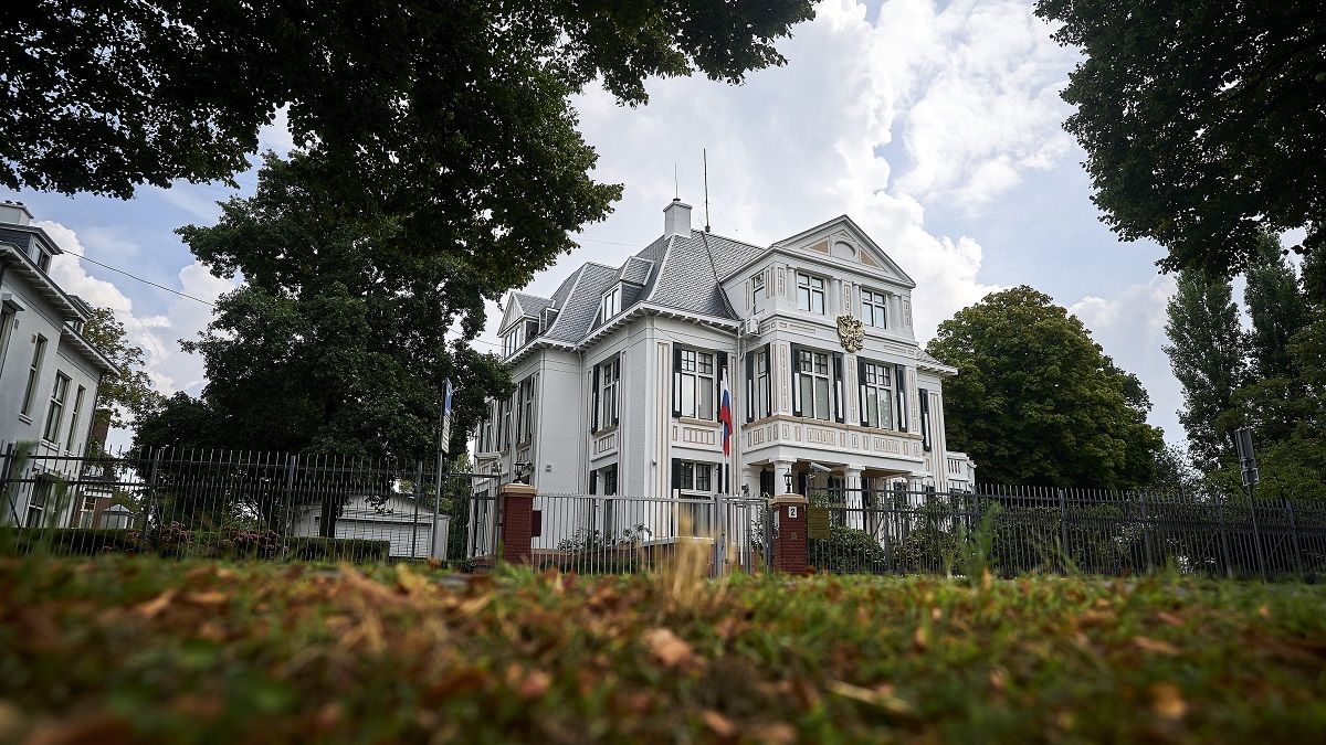 De AIVD heeft recentelijk een substantieel spionagenetwerk opgerold. Twee Russische inlichtingenofficieren moeten Nederland verlaten: aivd.nl/actueel/nieuws…