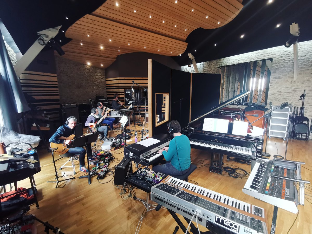 Back au <a href="/BescoStudio/">Studio Besco</a> pour une p'tite semaine d'enregistrement pour le nouveau projet de <a href="/NicolasFolmer/">Nicolas Folmer</a> avec les copains <a href="/SHuchard/">stéphane Huchard</a>, Olivier Louvel, Lucas Saint-Cricq &amp; Philippe Bussonnet ! 
Du gros son à venir 🔥

#memorymooglamm #jupiter8 #fenderrhodes #steinwayandsons #fun #kiff