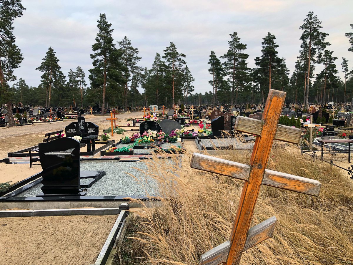 vkoralis's tweet image. Šodien satikāmies Lāčupes un Bolderājas kapos, atvadoties no divām  sirmām māmiņām.  Bolderājas nepārredzamie kapi arvien ir lieliska vieta, kur atkal praktizēties krievu liturģiskajā valodā. 
#bēres #atvadas #pavadīšana #brīvticība #privātprakse #mācītājs