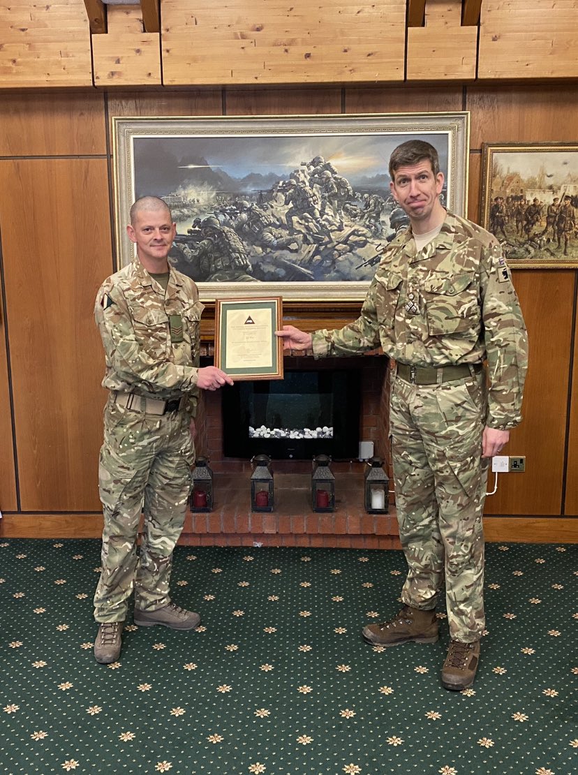 Army2MERCIAN's tweet photo. Today 2 MERCIAN were visited by 4th Inf Brigade Comd, Brigadier Brown. He awarded two LS &amp; GC medals, a 1XX GOC Commendation and a Comd’s Coin to some of our soldiers! 

Thank you @The_Black_Rats.

Looking ahead to the future, we are ready to fight and win.

#SFSH
@BritishArmy https://t.co/oA2ctCwC77