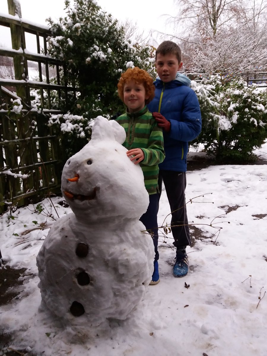 "Proper snow" is something that Jacob never ever experienced during his short life.
So, imagine our surprise when this is what we woke up to on Sunday morning, the day after his passing. Archie and Alfred, built a snowman; he overlooked his room at the hospice.💔💔