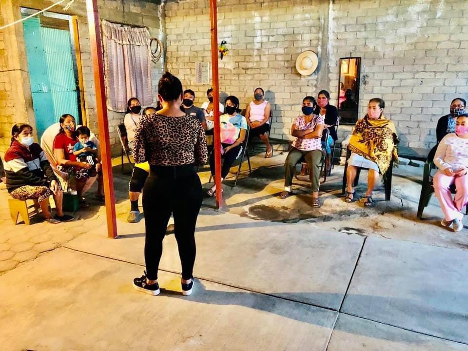 Lety_CruzR's tweet photo. Me encanta platicar con mujeres chingonas, guerreras, incansables, luchando día a día por sus familias, pero con los pies en la tierra y sabedoras que las mujeres somos punto de decisión
Gracias amigas de la colonia #CALICANTO por esta amena platica
#aDarle 
#SantaLucíaDelCamino https://t.co/apxRRNcRoq