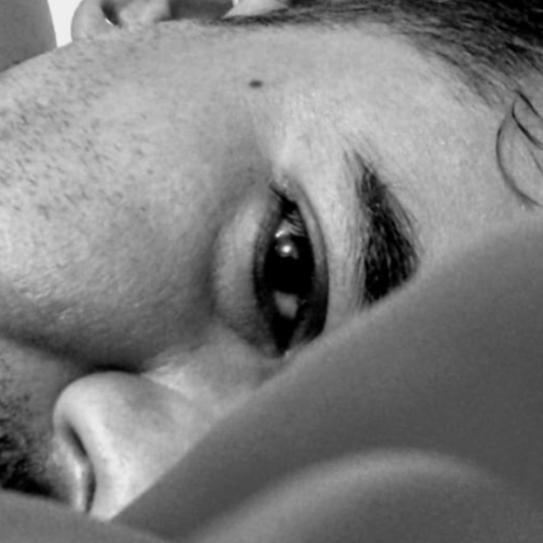 Si quieres q t presente
eres la inspiracion d mis 
indecensias.
Eres el unico deseo
q enerva mis ansias
el unico aire q puedo 
y quiero respirar.
Si quieres q t presente 
eres tu mi amor...
#LetreandoElAlma
#RaspososYMamones