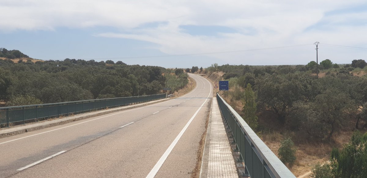 mr__eIon's tweet photo. Paisagens raianas: #Guadiana e #GrandeLago de #Alqueva na ponte da #Ajuda entre #Elvas e #Olivenca com vistas para a antiga ponte e a Capela de Nossa Senhora da Ajuda e uma lindíssima amostra do montado do #Alentejo (fotos de Setembro de 2020). https://t.co/mMtfb4s4HW