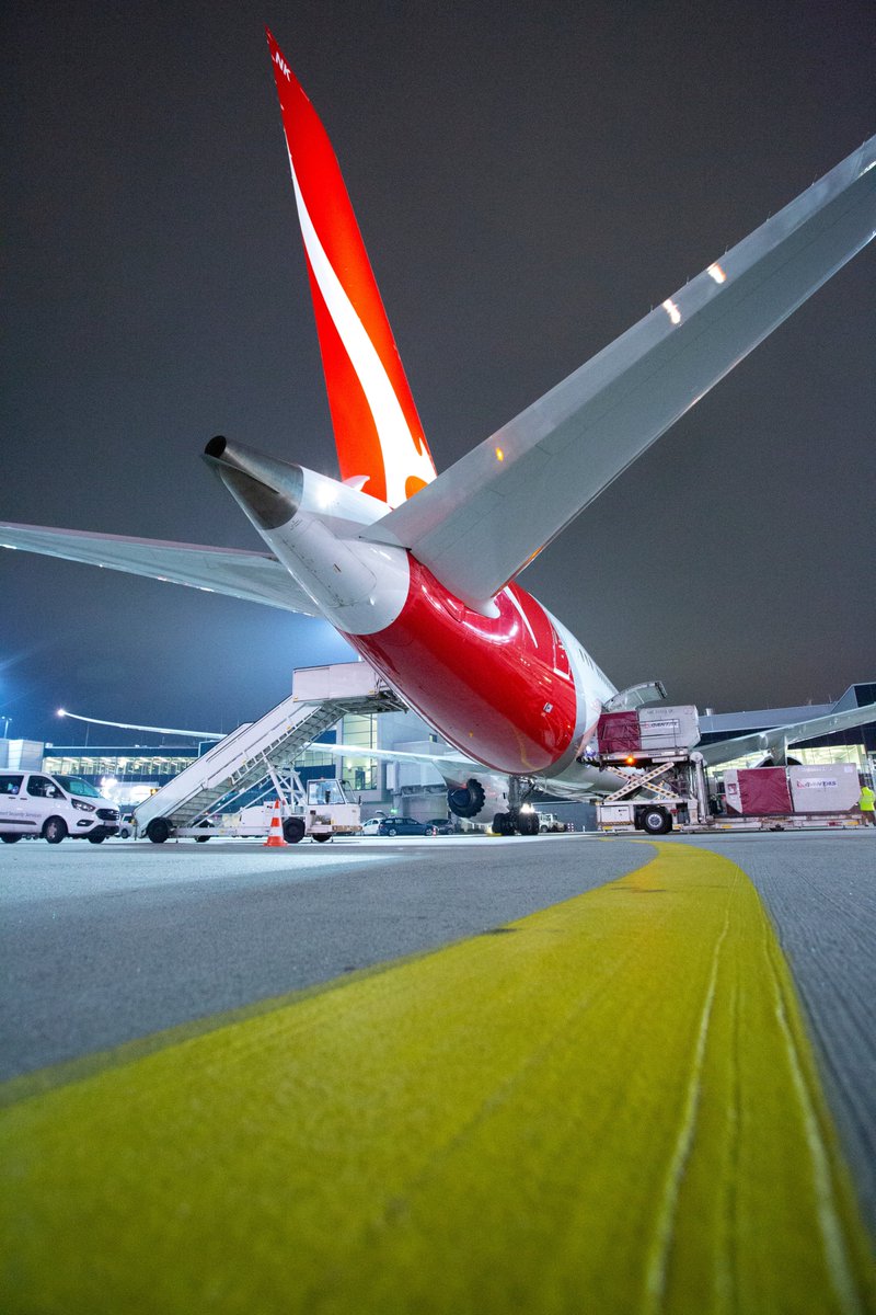 Airport_FRA's tweet photo. For the first time since April 2013, a flying kangaroo has been sighted at Frankfurt Airport. 😉 @Qantas returned to FRA to conduct a repatriation flight – operating the first ever nonstop service between Frankfurt and Australia. That´s what we call a comeback! #frankfurtairport https://t.co/0JgoBesHbh