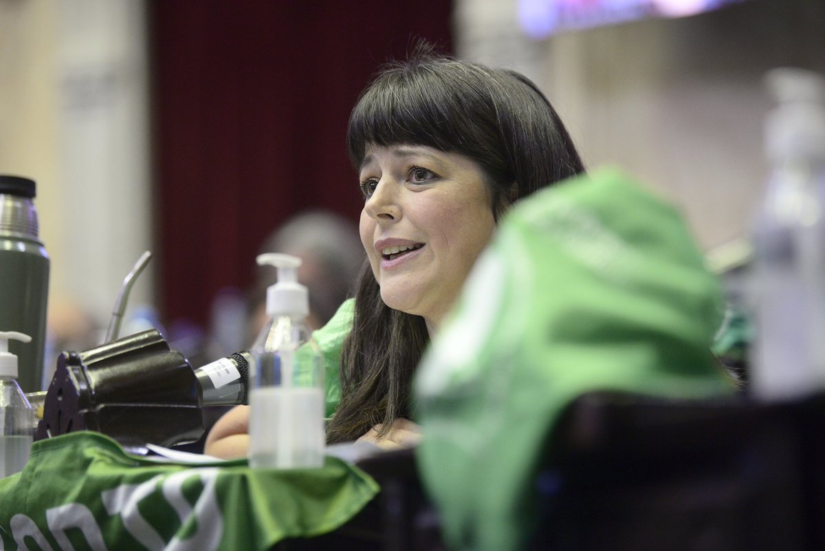 💬| <a href="/CaroGaillard/">Carolina Gaillard</a>: "Con este proyecto no vamos a promover el aborto. Nadie está a favor del aborto. Ninguna mujer se embaraza para abortar. Es una situación traumática. Lo único que vamos a hacer es que esa mujer esté acompañada por un Estado presente".

#UniendoVoces🇦🇷