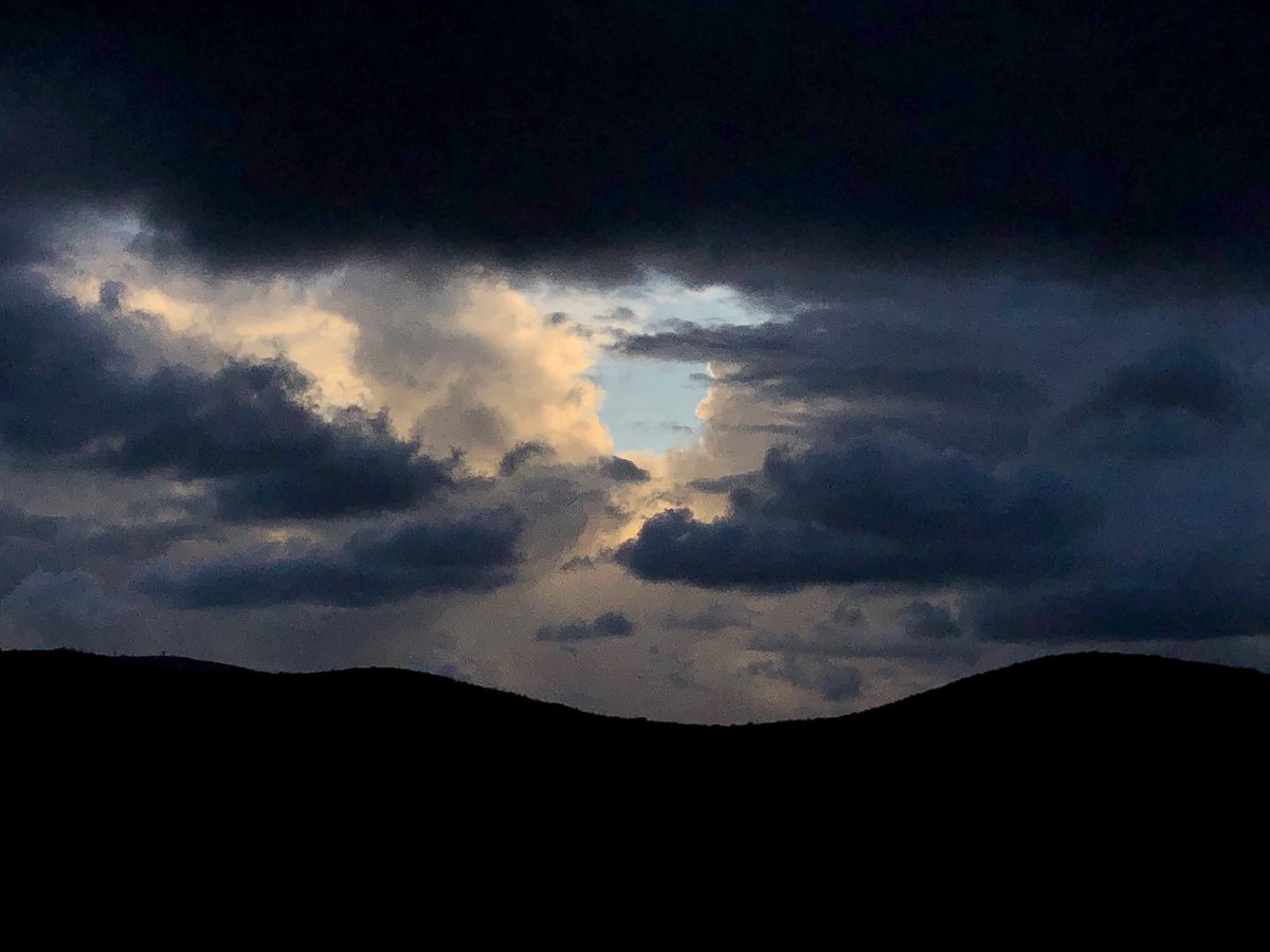 LightWander's tweet image. ... just giving us a peak 
a glance into what’s behind.
Light is always 
behind everything, 
even the darkest 
clouds.
Not hoping it is,
not believing it is,
Knowing, feeling, experiencing, seeing 
it is....

 #naturetells #metaphorsforlife