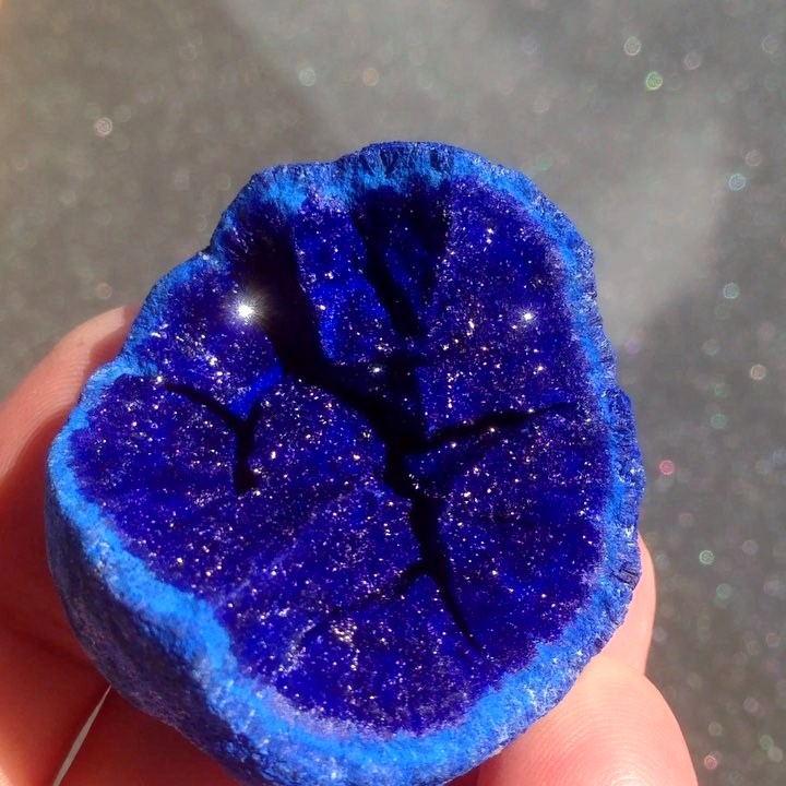 GeologyTime's tweet image. Astonishing natural Azurite "half" geode from Mikheevskoe, Russia

Photo: PhantomMinerals

#minerals #crystals