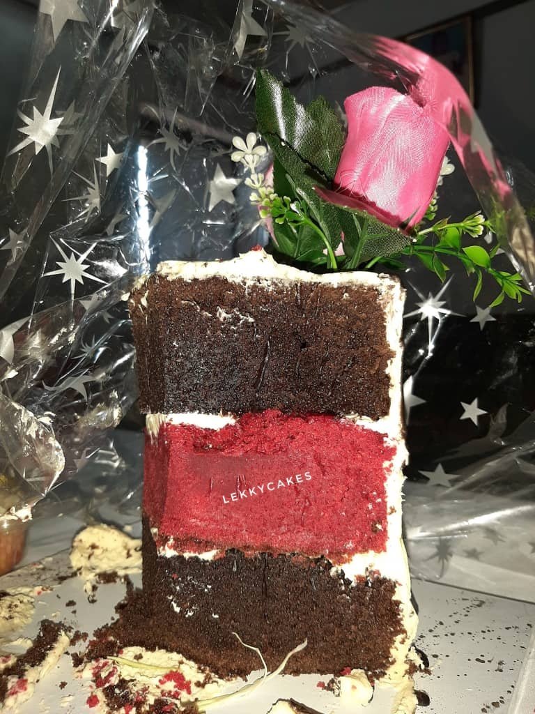 lekkycakes's tweet photo. Moist layers of red velvet and chocolate cake for a Queen
To order this 6.5inches beauty contact -
WhatsApp- 07016910965
IG- Lekkycakes and more
Twitter- Lekkycakes and more
Facebook- Lekkycakes and more
#naijabakers #cakesinnaija #uyobakers  #uyovendorshub #bakersinuyo #cakes https://t.co/HERbysvrq7