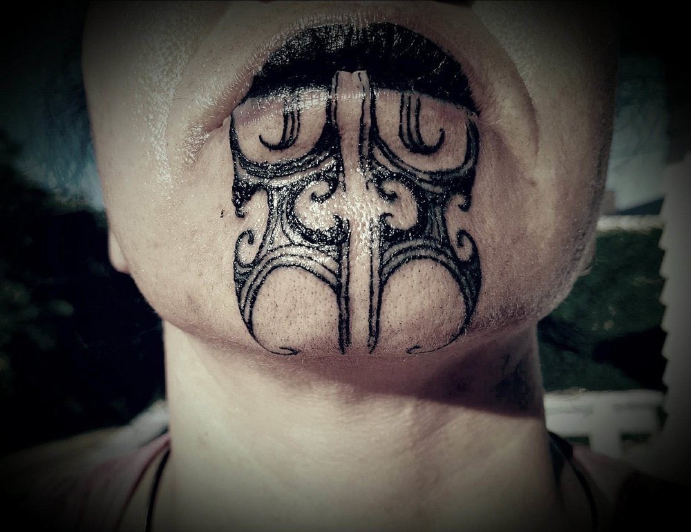 Sanguinxs replies to this to say that non-sacred Māori tattoo art (kirituhi) is not usually done on the chin in this manner. And that they don’t like the idea unless the design was gifted to the dev team by a Māori artist.